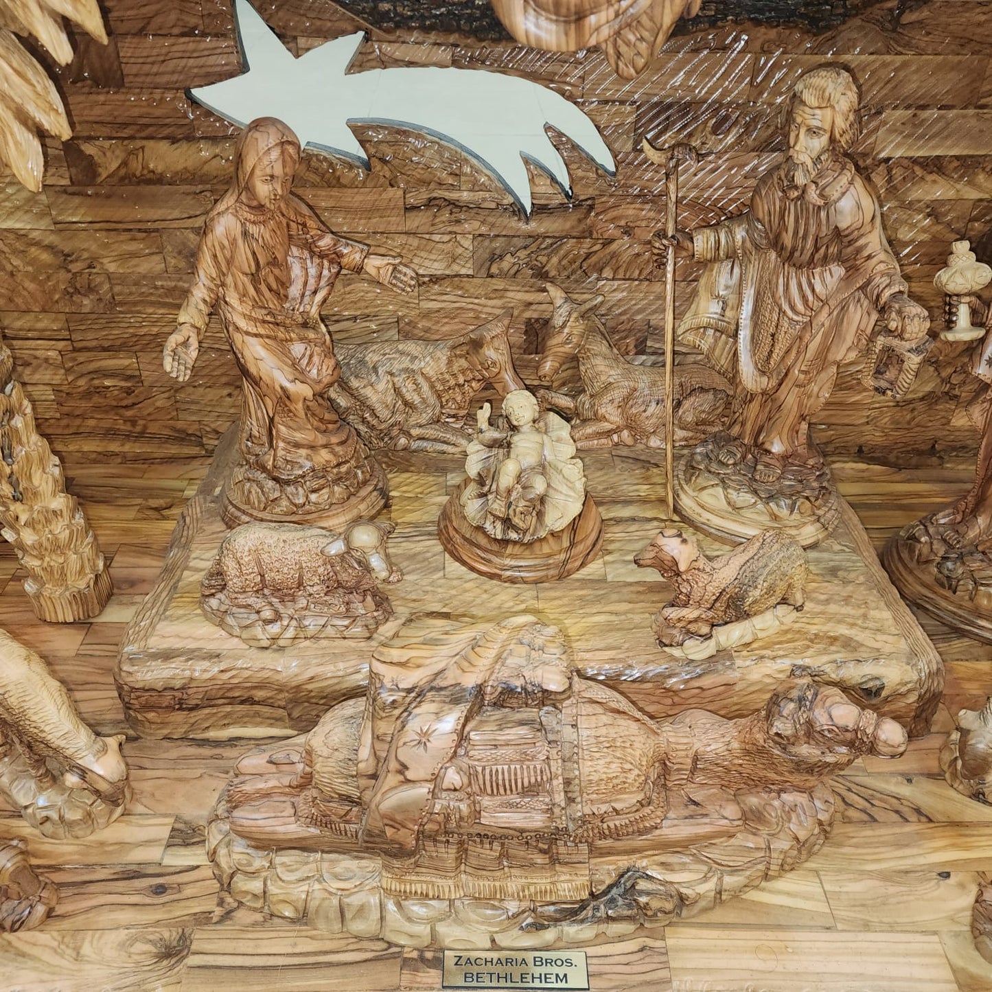 Crèche de Noël en bois d'olivier : Vierge Marie, Enfant Jésus, les bergers et l'ange Gabriel