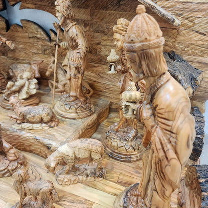 Crèche de Noël en bois d'olivier : Vierge Marie, Enfant Jésus, les bergers et l'ange Gabriel