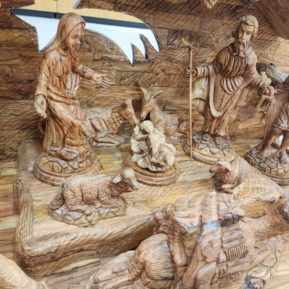 Crèche de Noël en bois d'olivier : Vierge Marie, Enfant Jésus, les bergers et l'ange Gabriel