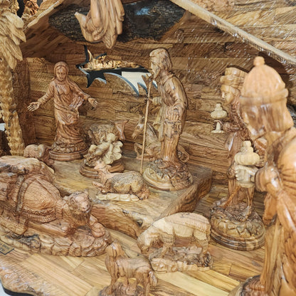 Crèche de Noël en bois d'olivier : Vierge Marie, Enfant Jésus, les bergers et l'ange Gabriel