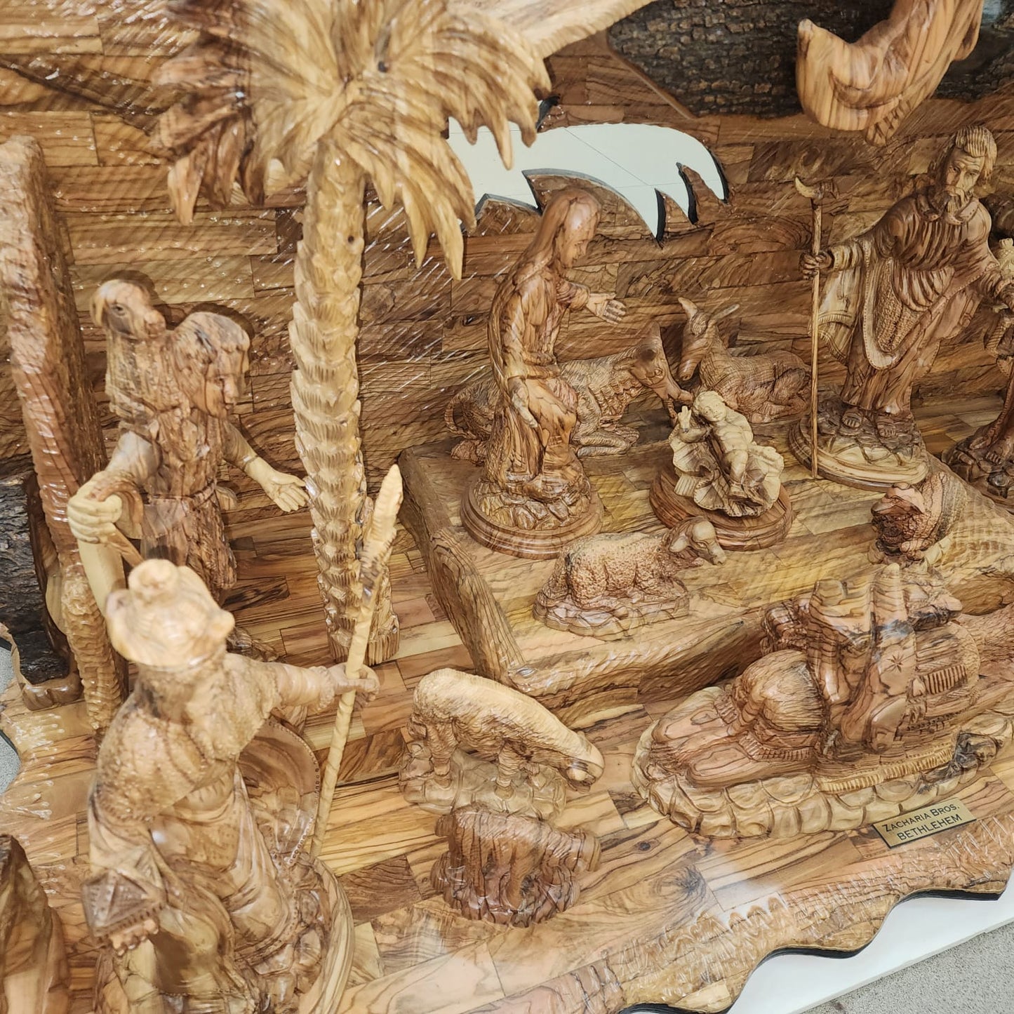 Crèche de Noël en bois d'olivier : Vierge Marie, Enfant Jésus, les bergers et l'ange Gabriel