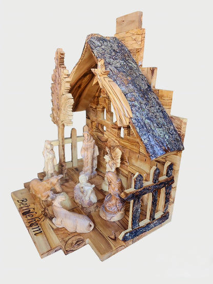 Grande crèche de Noël en bois d'olivier Firgurine