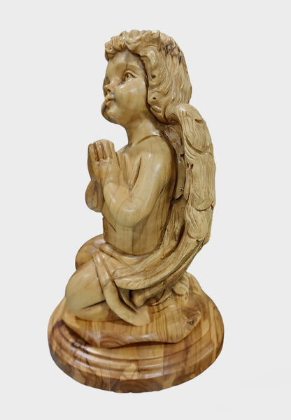 Statue d'ange priant en bois d'olivier